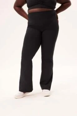 Girlfriend CollectiveCompressive Flare Legging - Black 7 Girlfriend CollectiveCompressive Flare Legging - Black -AGOLDE Shop Compressive flare legging in black 20221017171446 1