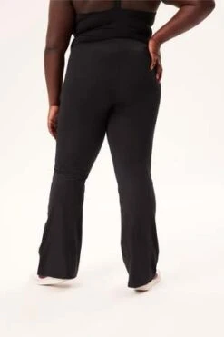 Girlfriend CollectiveCompressive Flare Legging - Black 9 Girlfriend CollectiveCompressive Flare Legging - Black -AGOLDE Shop Compressive flare legging in black 20221017171447 1