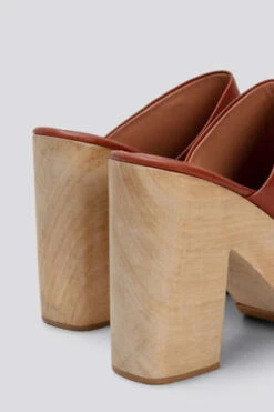 Rachel ComeyDakota Clog - Cognac -AGOLDE Shop Dakota Clog Cognac 20230809211312 1