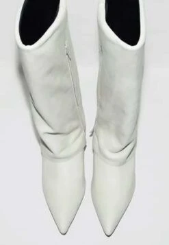 Paloma WoolFortuna Boot - Ecru -AGOLDE Shop Fortuna Boot Ecru 20231031150148 1