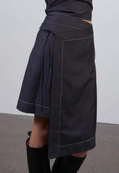 HosbjergLarissa Pinstripe Skirt - Black -AGOLDE Shop Larissa Pinstripe Skirt 20231018231702 1