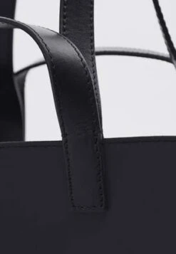 CAHULe Pratique Small Bag - Black 11 CAHULe Pratique Small Bag - Black -AGOLDE Shop Le Pratique Small Bag Black 20230922053742 1