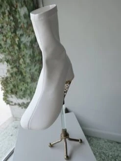 Maison MargielaANATOMICAL TOE STRETCH ANKLE BOOT - WHITE 10 Maison MargielaANATOMICAL TOE STRETCH ANKLE BOOT - WHITE -AGOLDE Shop MM6 ANATOMICAL TOE STRETCH ANKLE BOOT IN WHITE 20231019050602