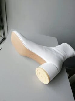 Maison MargielaANATOMICAL TOE STRETCH ANKLE BOOT - WHITE 13 Maison MargielaANATOMICAL TOE STRETCH ANKLE BOOT - WHITE -AGOLDE Shop MM6 ANATOMICAL TOE STRETCH ANKLE BOOT IN WHITE 20231019050603 3