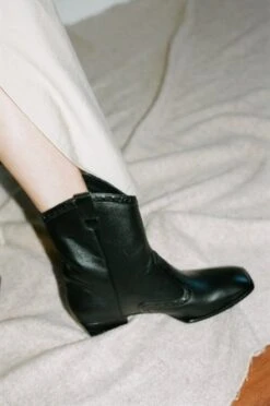 Mari GiudicelliChimayo Boot -AGOLDE Shop Mari Giudicelli Chimayo Boot in Nero 20191005001935