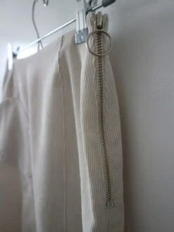 OUORCheek Two Slits Midi-Skirt - Ivory -AGOLDE Shop OUOR Cheek Two Slits Midi Skirt 20170501222528